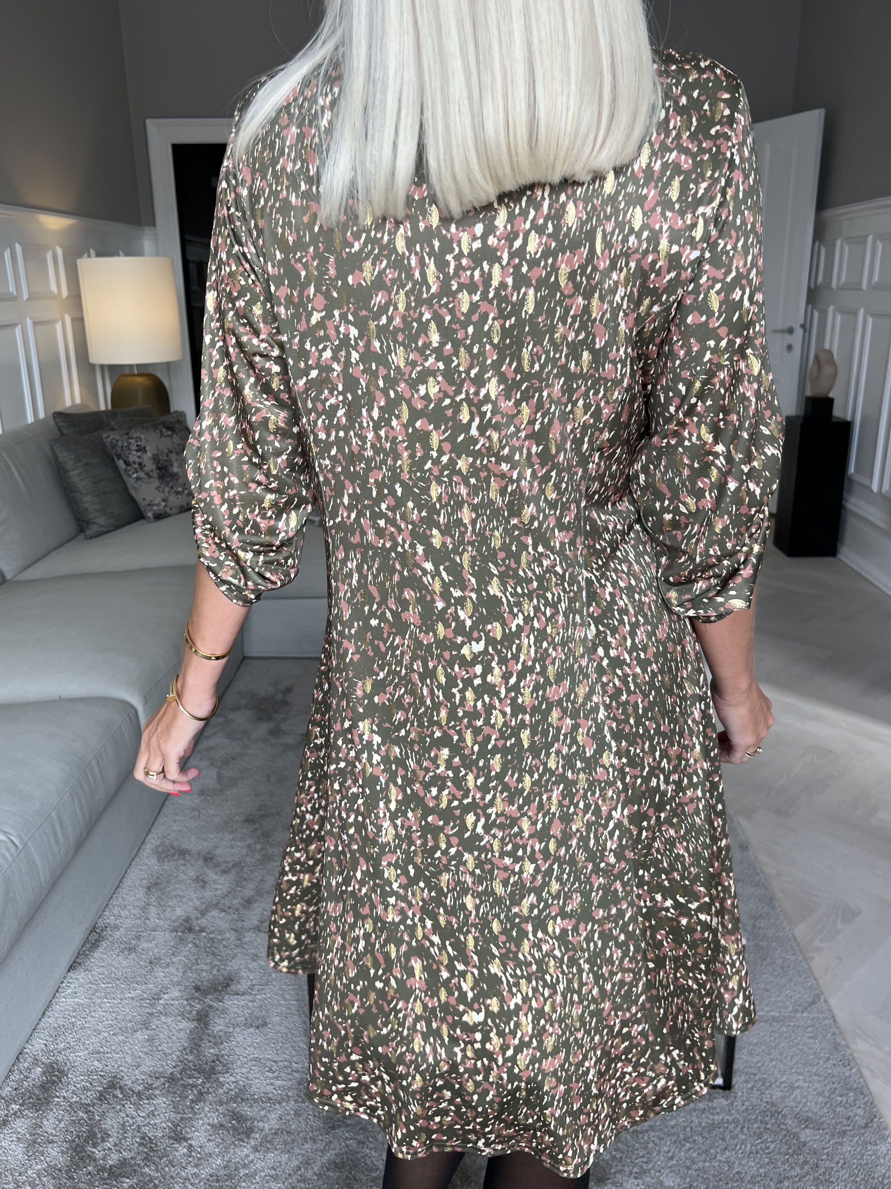 Maj Pattern L/S - Klänning med elastiskt tryck och gulddetaljer